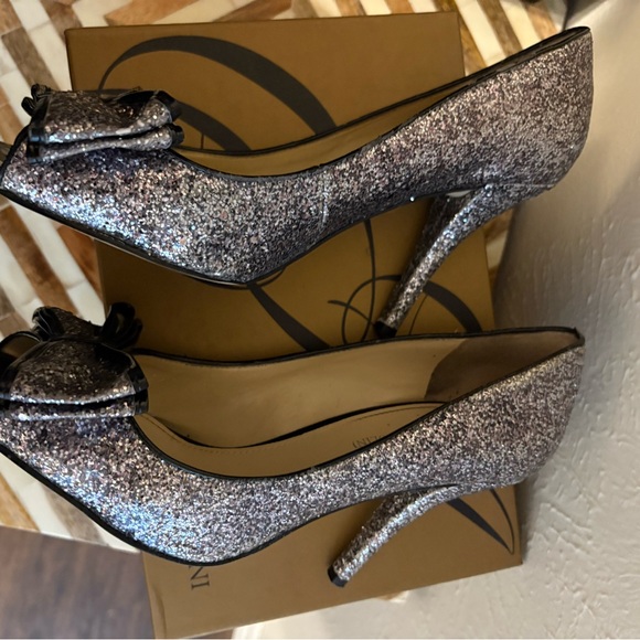 Beautiful SILVER GLITTER HEELS! - Picture 5 of 8